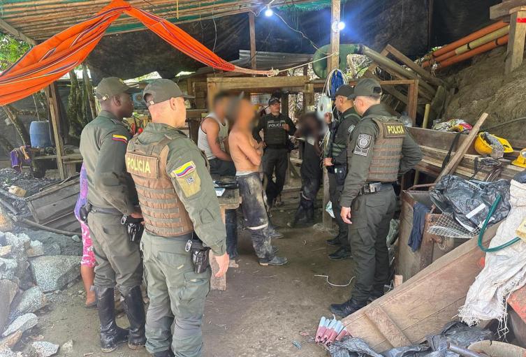 [FOTOS] Desmantelan socavón ilegal en Girardota: capturados cuatro hombres extrayendo oro con explosivos