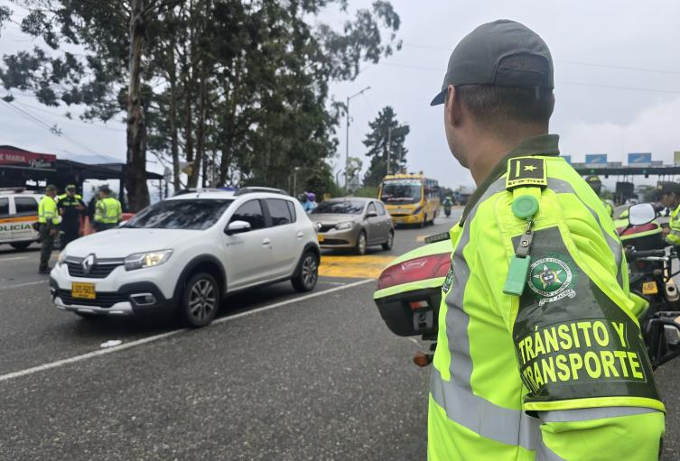 Más de 120 policías refuerzan el plan retorno en el Valle de Aburrá para garantizar la seguridad vial 