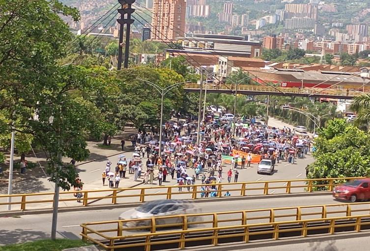 Cerca de 200 personas de la CUT y Fecode se movilizaron en Medellín. La manifestación se desarrolló sin alteraciones al orden público