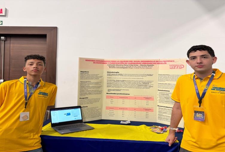 Dos estudiantes de Medellín presentaron en feria internacional “Sensores comunitarios para la calidad del agua”