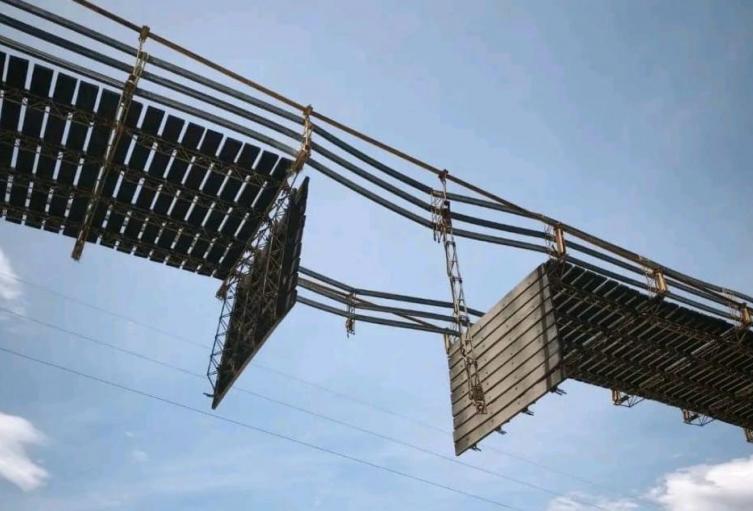 Vehículo cae al colapsar puente colgante en Sopetrán; tres heridos en el Occidente de Antioquia