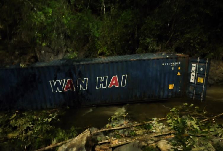 Cayó 120 metros: Conductor muere en San Jerónimo al perder el control de su tractocamión y precipitarse al abismo 