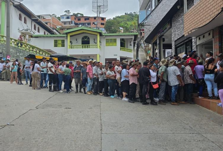 Cinco municipios de Antioquia reportan la llegada de comunidades desplazadas por el accionar de grupos armados ilegales