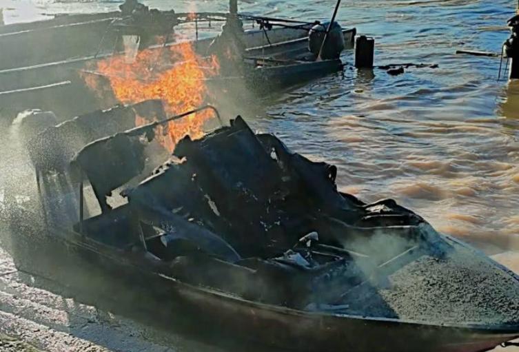Incendio en el puerto de El Bagre: batería mal manipulada destruye siete embarcaciones