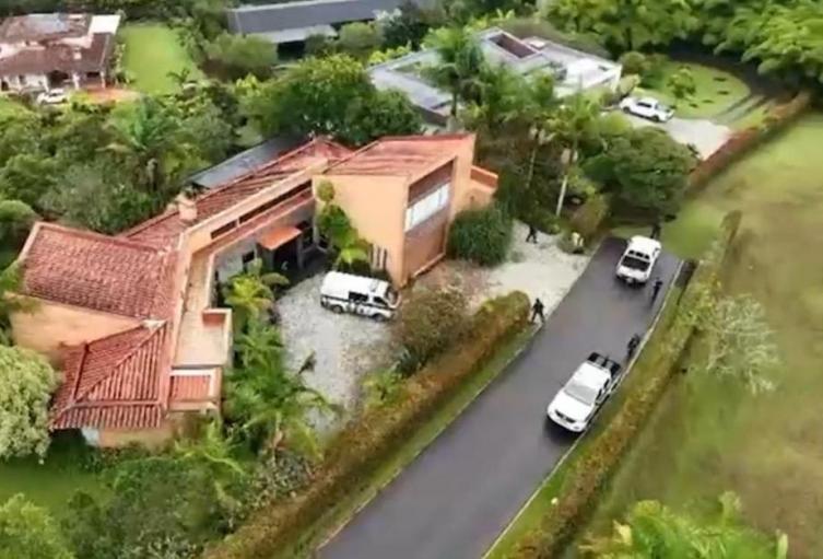 En tremenda mansión aprehendieron al joven señalado de ordenar el crimen de sus tías por una herencia en Envigado