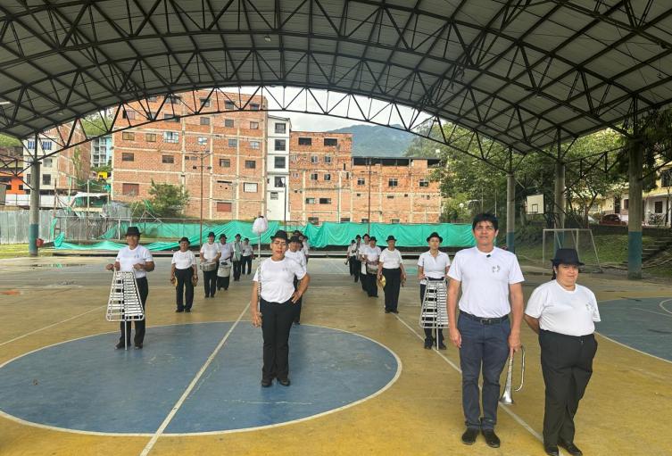 Invitaron a la banda marcial de abuelitos de Barbosa a tocar en el Carnaval de Barranquilla… pero no hay billete pa’ llegar