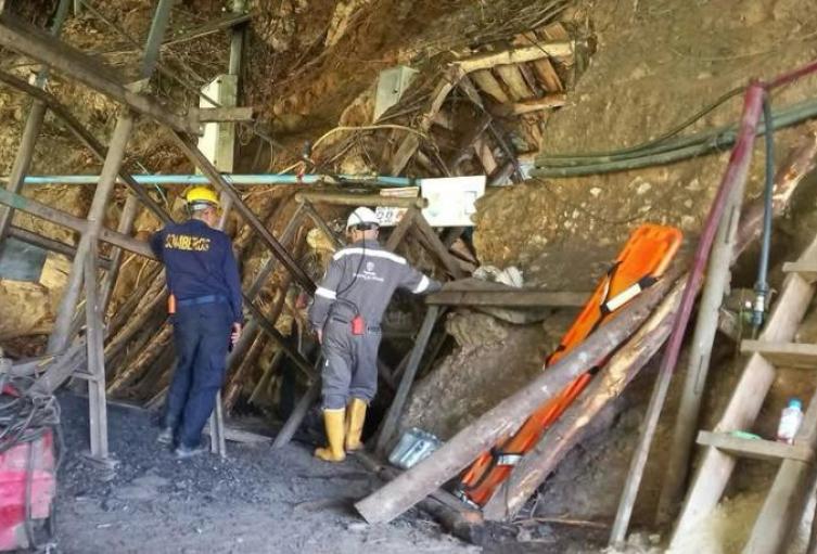 Rescatado con vida joven minero tras permanecer 72 horas atrapado por un derrumbe en una mina de carbón en Angelópolis