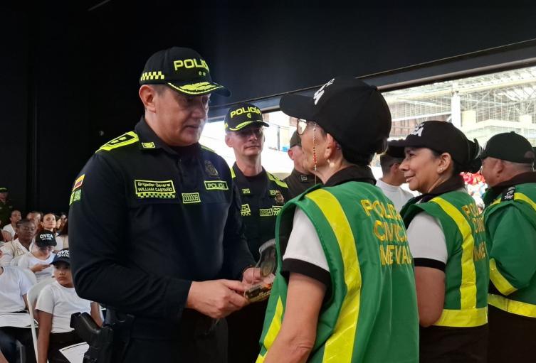 Policía cívica de mayores es reconocida por su servicio en Medellín