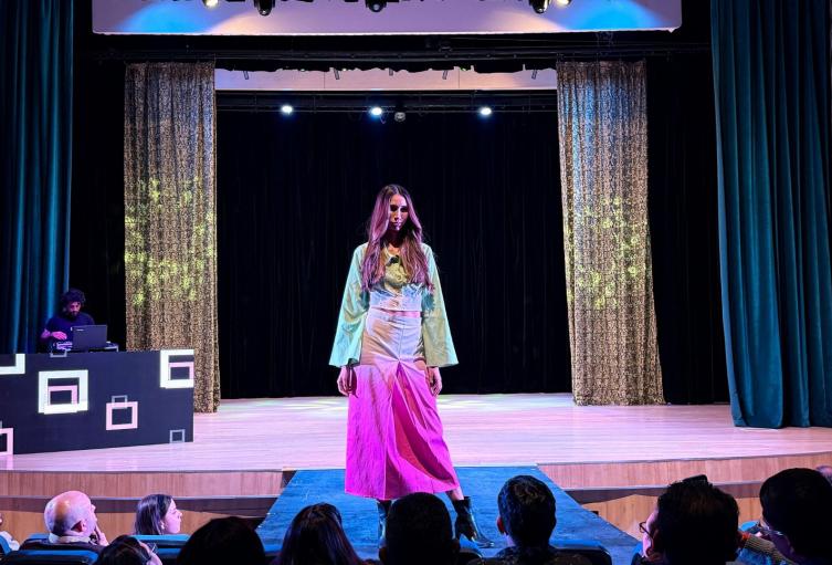 Las 'Tupanas Amazónicas' transforman la moda con la reutilización de uniformes de la Policía.