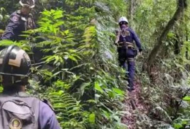 Bomberos rescataron a ocho senderistas que quedaron atrapados al caer la noche en zona rural de La Estrella