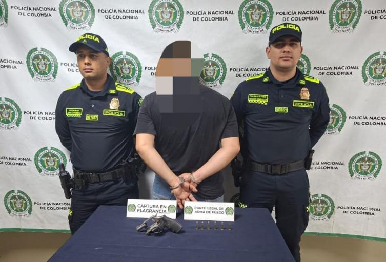 Este hombre hacía disparos al aire en el sector de Santa Cruz 