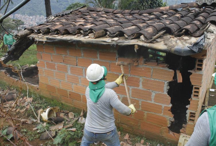 Demuelen 10 edificaciones precarias detectadas por monitoreo satelital en el Cerro Pan de Azúcar de Medellín