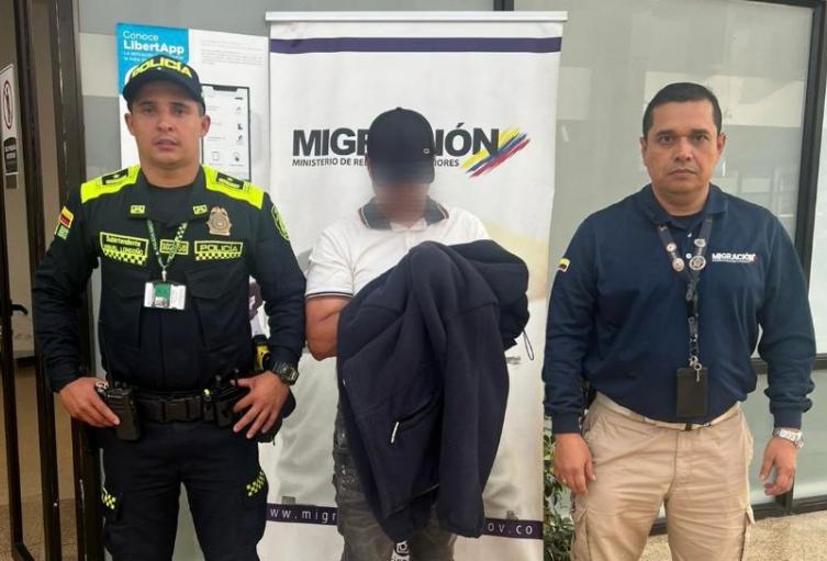 Doble captura en Rionegro: Migración frena fuga de buscados por pornografía infantil y abuso sexual de menores