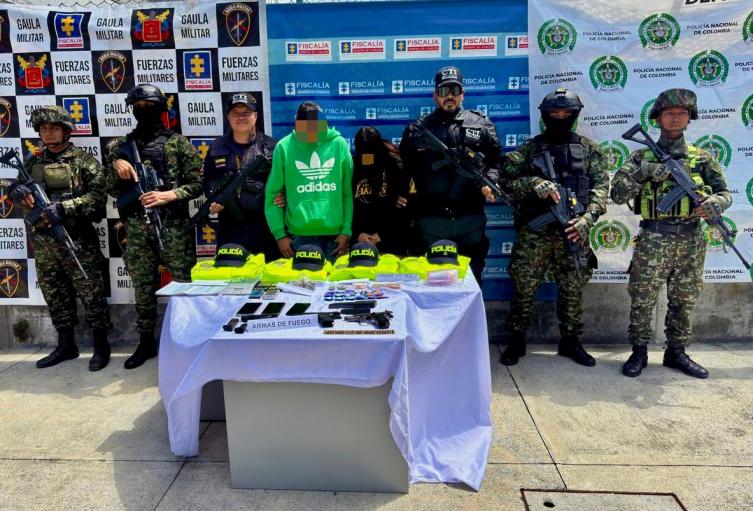 Usaban uniformes policiales: Capturaron en Guatapé a dos miembros del GDO 'El Mesa' requeridos por microtráfico 