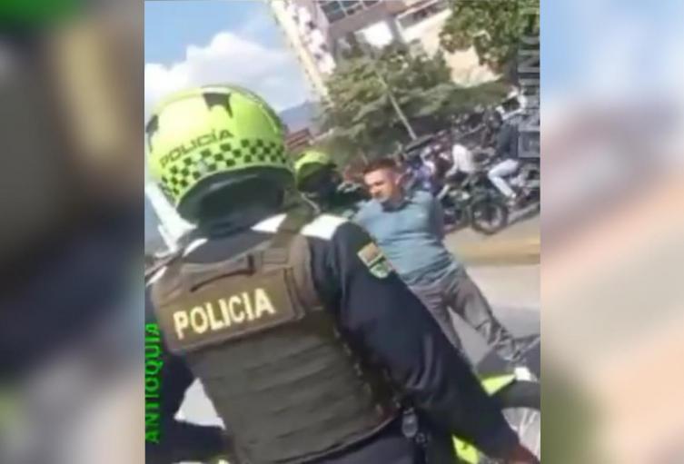 [Video] Un taxista habría apuñalado a un peatón por pasarse un semáforo en rojo en Medellín