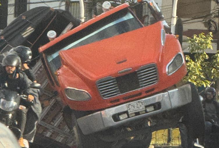 Se salvaron de milagro: Pasajeros y conductores fueron embestidos por una volqueta sin frenos