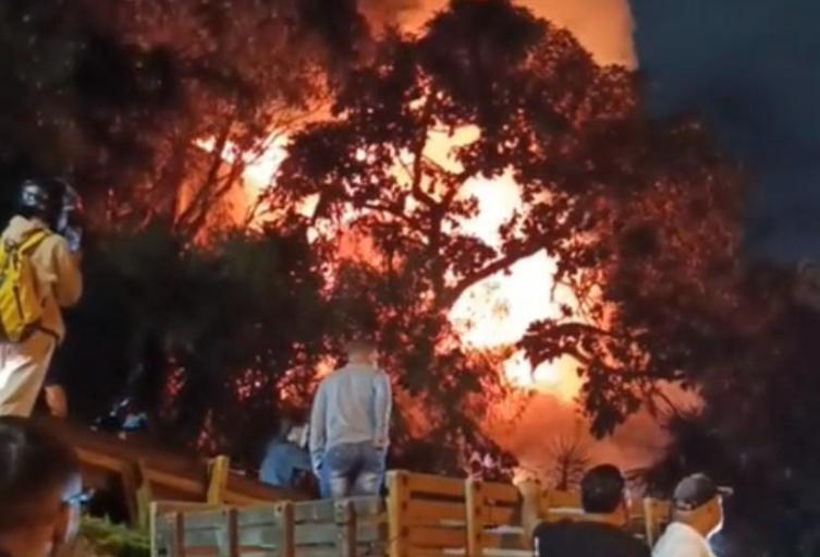 Dos personas lesionadas, tres hogares dañados y animales con afecciones respiratorias tras fuerte incendio en Manrique