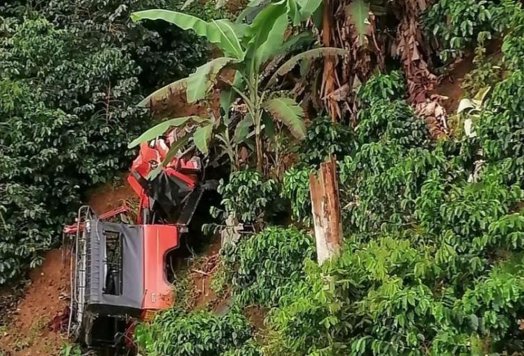 Jeep de servicio público se quedó sin frenos y rodó por un cafetal en Salgar: Un muerto y dos heridos, incluida una mujer embarazada