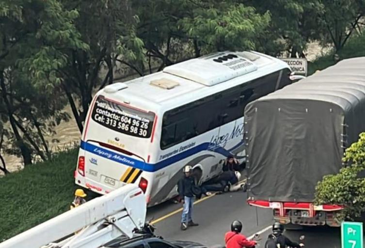 Accidente de tránsito en límites de Medellín - Itagüí