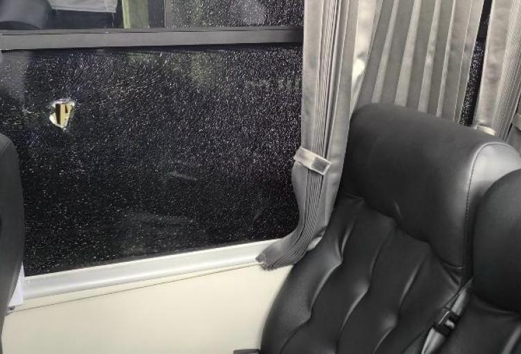 Barristas de Nacional atacaron el bus de Junior en Itagüí: Asistente técnico terminó herido por esquirla de vidrio