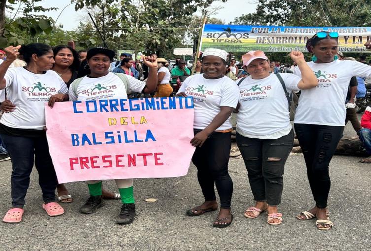 Campesinos del Urabá antioqueño declaran paro indefinido y bloquean vía en reclamo por tierras