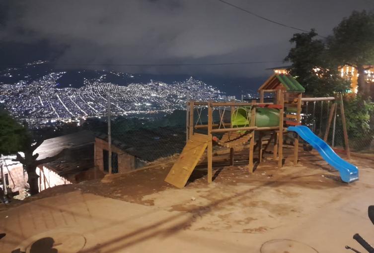 Este es el parque infantil donde habría encontrado las pastillas que consumió niño de 9 años en Medellín 