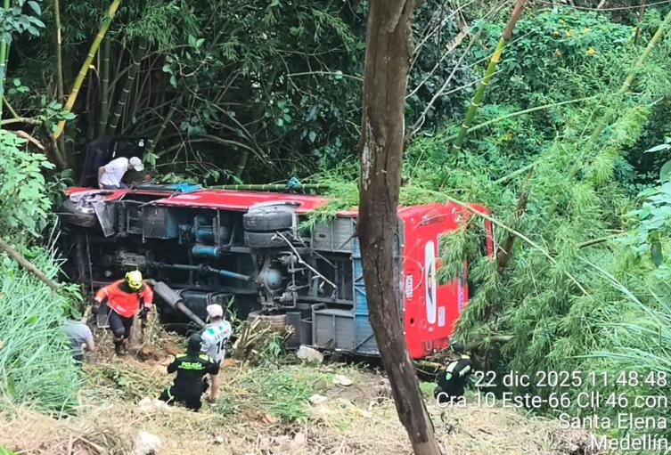 Grave accidente de tránsito en Medellín: 25 pasajeros rodaron por un abismo