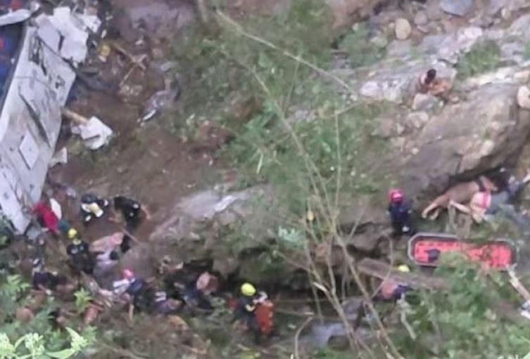 Luto oficial en Medellín: Banderas a media asta por tres días en homenaje a los 17 fallecidos del Liceo Antioqueño