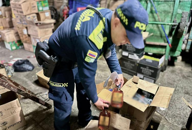 17.296 botellas incautadas: Desmantelan centro de acopio para adulterar whisky y tequila en Medellín 