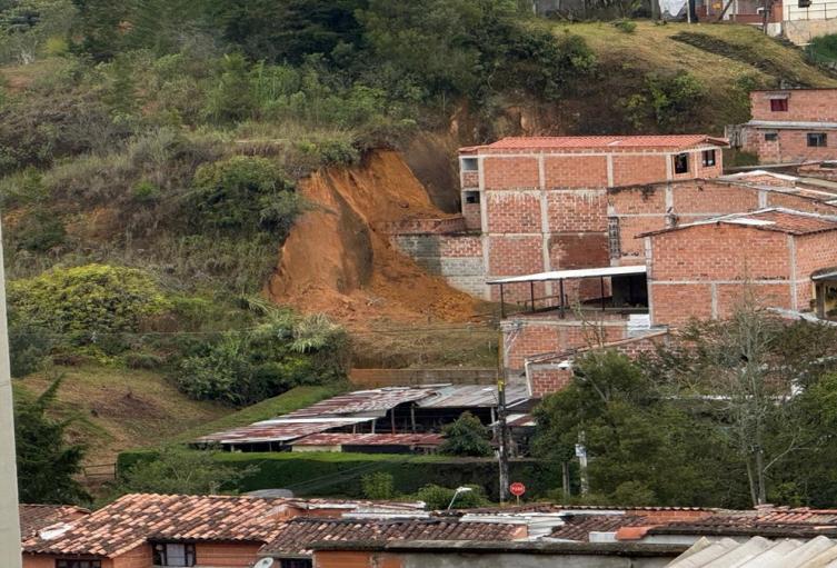 17 personas y tres mascotas evacuadas en Rionegro (Antioquia) por movimiento en masa
