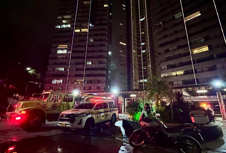 Incendio devastó el piso 14 de edificio en Las Palmas: Un perrito muerto y seis heridos en evacuación masiva