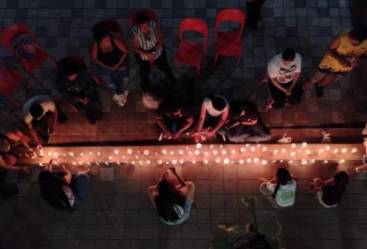 Durante la ceremonia, cada vela encendida representó una vida y una plegaria por el descanso eterno de los fallecidos
