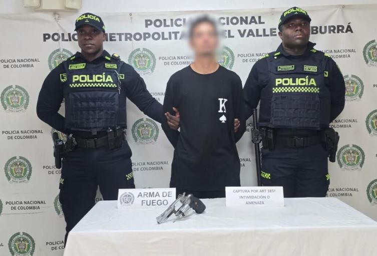 El delincuente se encontraba en el asiento del copiloto y, al notar la presencia policial, intentó deshacerse de un revólver calibre 38.