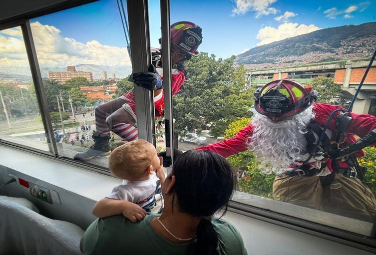 Bomberos de Medellín sorprenden con visita navideña a 200 niños hospitalizados en San Vicente Fundación