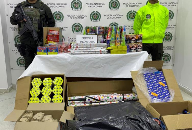 Entre el material incautado destacan 2.400 voladores y más de 100 "tortas" de diferentes tiros (desde 11 hasta 100 disparos).