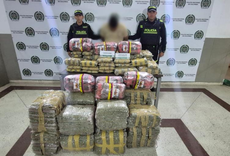 El cargamento contenía  242 kilogramos de marihuana y fue capturado un hombre de 30 años, quien conducía el vehículo.
