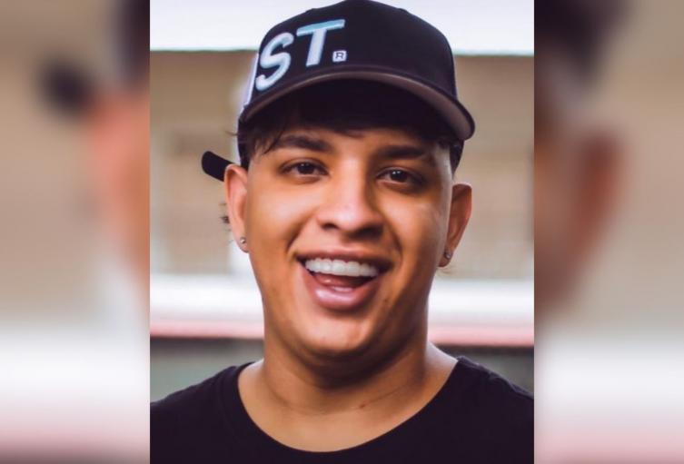 El joven viajaba como copiloto en una motocicleta que colisionó contra un objeto fijo. 