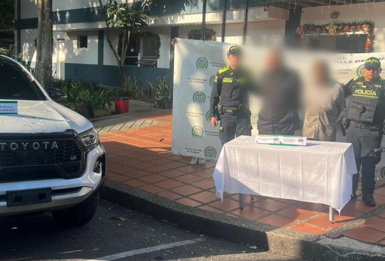 Al inspeccionar el interior de la camioneta, los agentes hallaron cables expuestos y partes del tablero desarmadas.