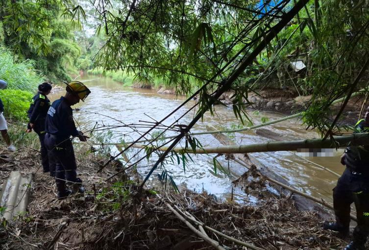 La escena fue custodiada por agentes de la Policía Nacional, quienes se encargaron de realizar los actos urgentes.