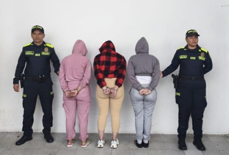 Los detenidos enfrentan cargos por hurto calificado y agravado, además de hurto por medios informáticos.