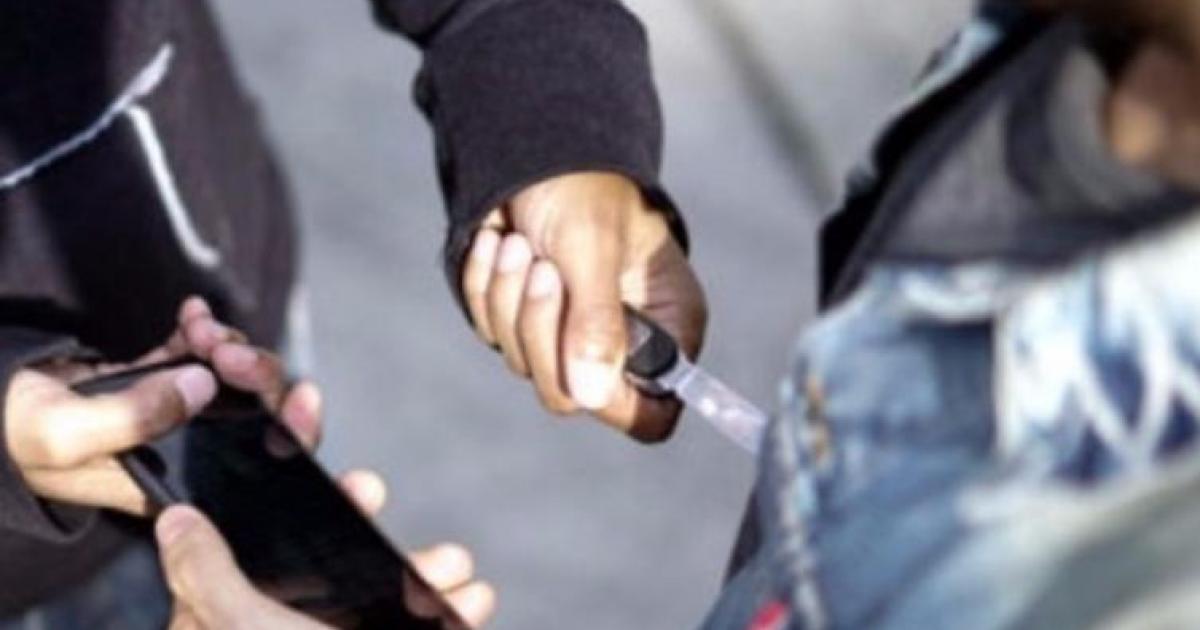 De un raponazo, un pelaito de 15 años se llevó dos celulares en el barrio Aranjuez de Medellín