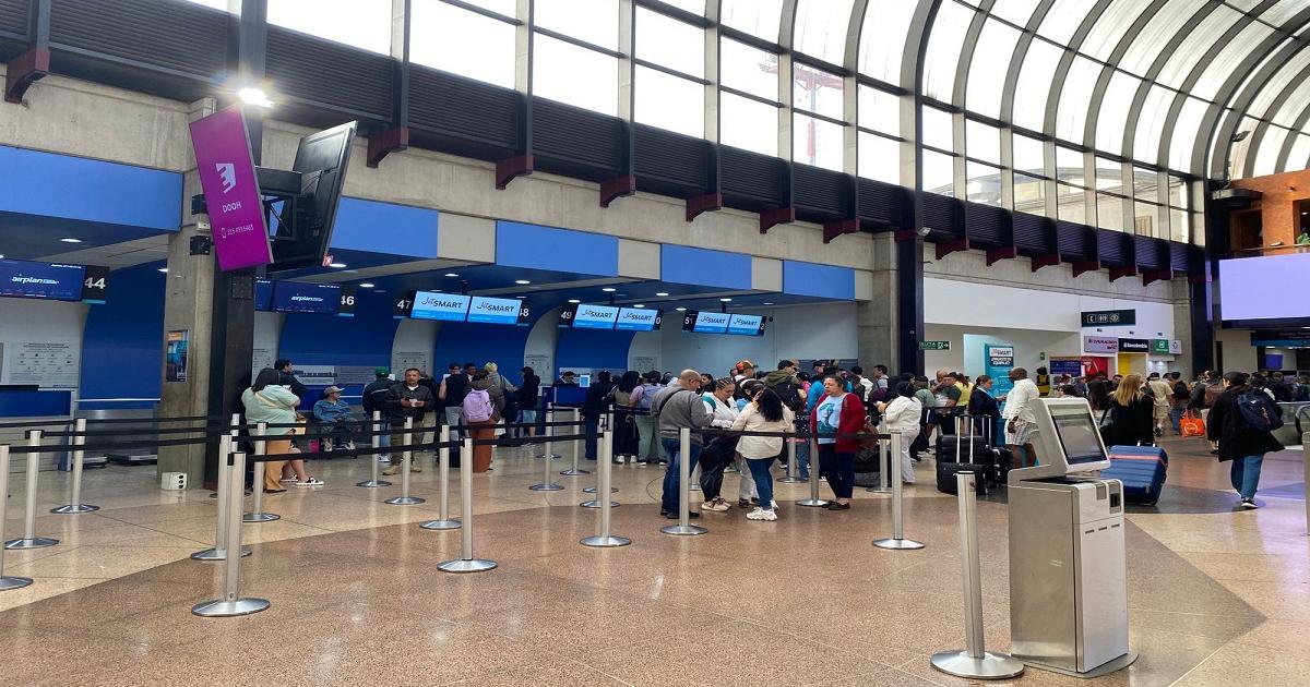 Migración responde por demoras en el aeropuerto José María Córdova
