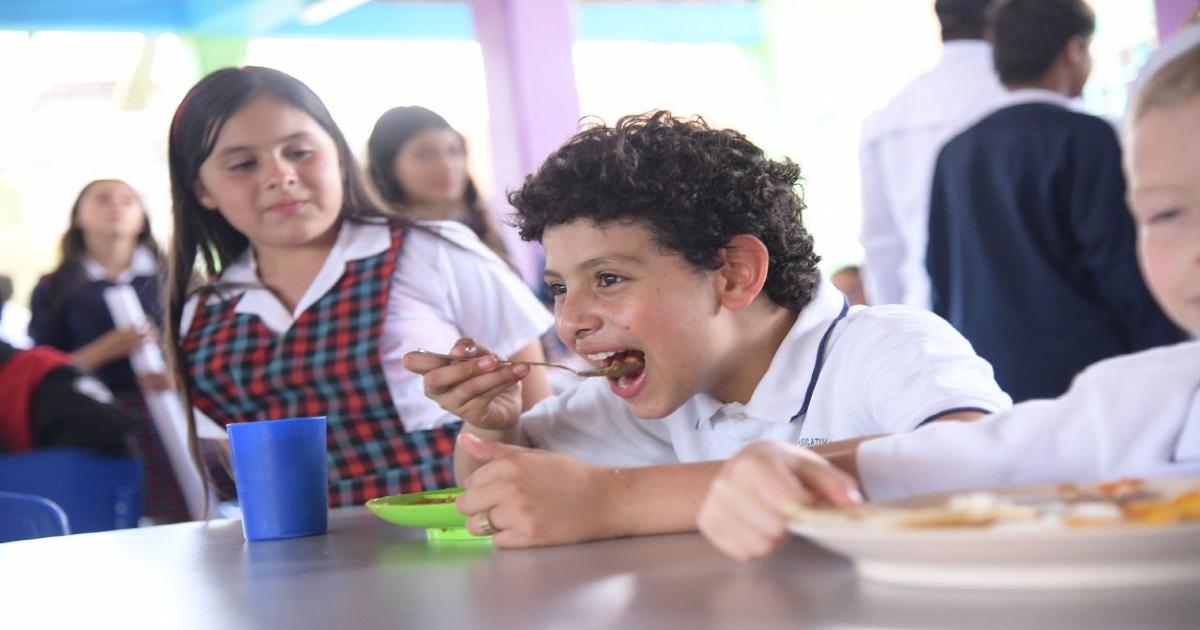 Medellín asegura el PAE para 2026: Alimentación escolar garantizada para miles de estudiantes