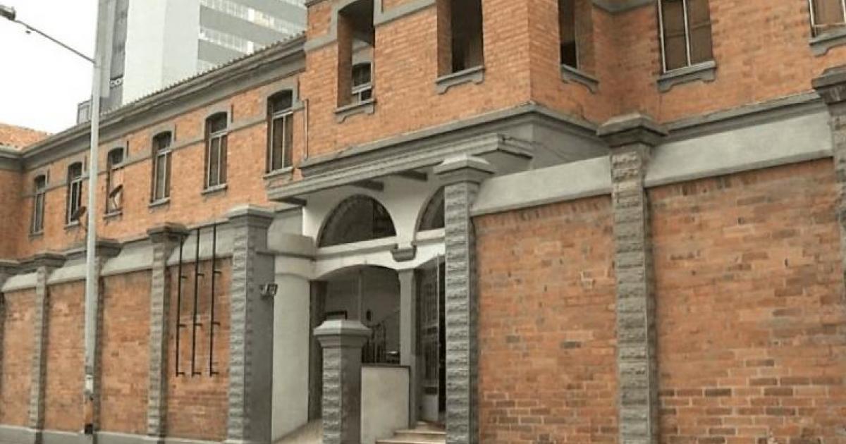 Lo mataron a patadas en una estación de policía de Medellín: Un recluso falleció en un hospital