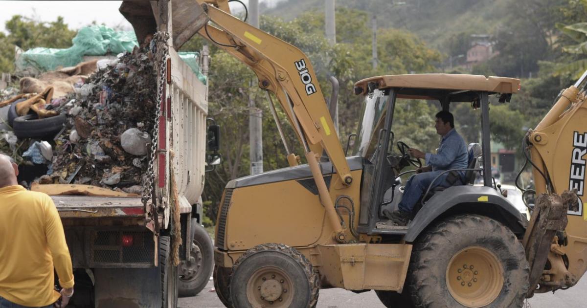 Gobernación de Antioquia refuerza atención en vías críticas con maquinaria en todo el departamento