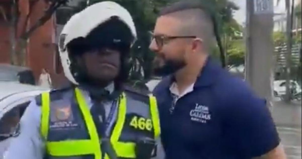 Hombre lanzó insultos racistas a un agente de tránsito en Cali: video causa indignación
