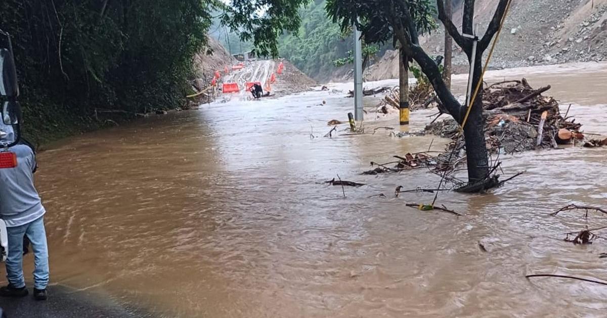 Emergencia vial en la Troncal del Café por lluvias y desbordamiento