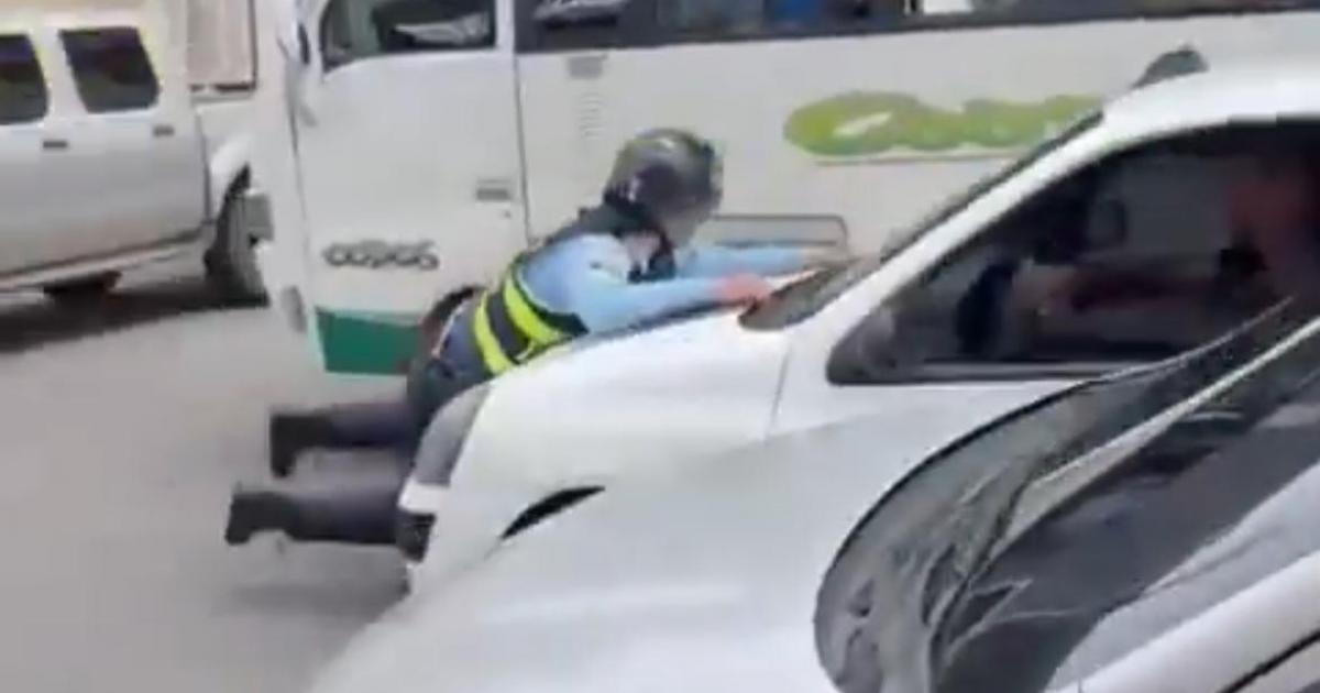 Video: Conductor se llevó a un agente en el capó para evitar inmovilización