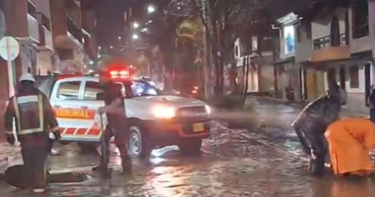 Deslizamiento causa desbordamiento de la quebrada San José en Yarumal: vías inundadas y carros atrapados
