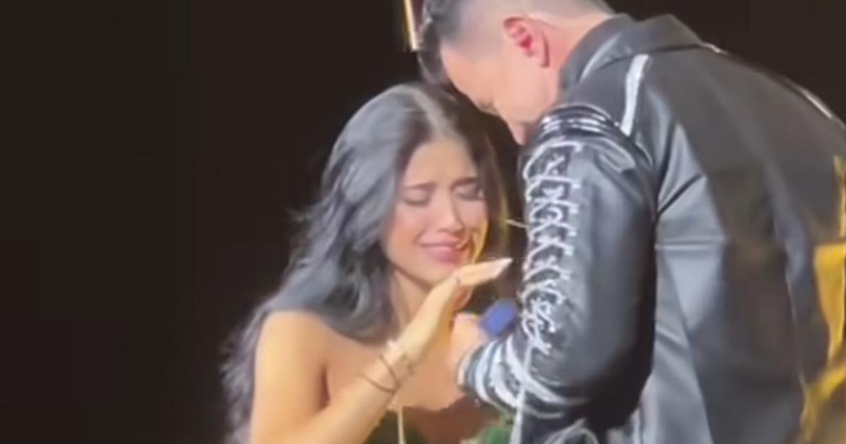 Jhonny Rivera pide matrimonio a Jenny López durante su concierto en Bogotá